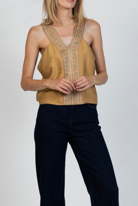 Sleeveless cropped top with knitted details camel