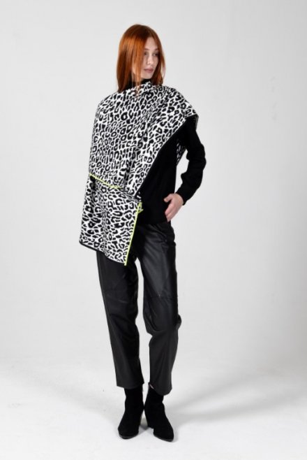 Viscose blend jacquard wrap ivory -black