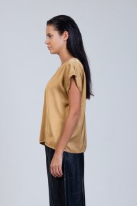 Satin short sleeved blouse with knitted details gold