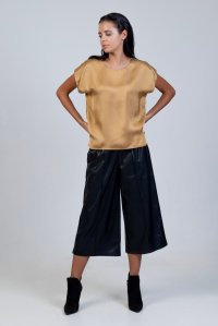 Satin short sleeved blouse with knitted details gold