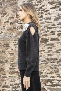 Cut-out sweater black-ivory