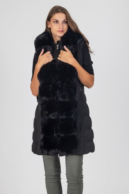 Belted mid length quilted sleeveless down jacket with faux fur noir