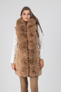 Belted mid length quilted sleeveless down jacket with faux fur camel