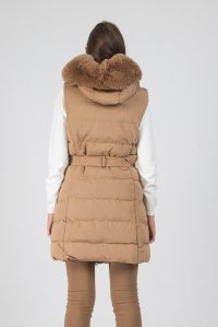 Belted mid length quilted sleeveless down jacket with faux fur camel