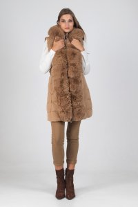 Belted mid length quilted sleeveless down jacket with faux fur camel