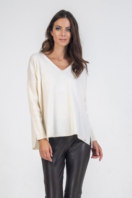 Wool v-neck  sweater ivory