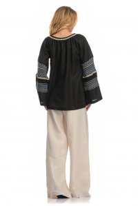 Blouse with knitted ancient greek style in the sleeves black